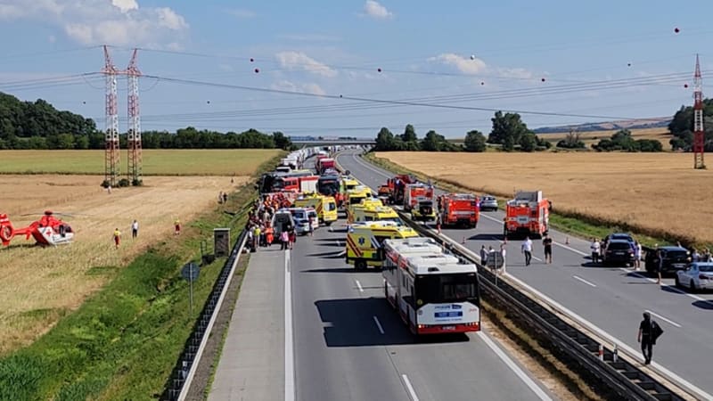 Srážka dvou autobusů na dálnici D2 u Brna 