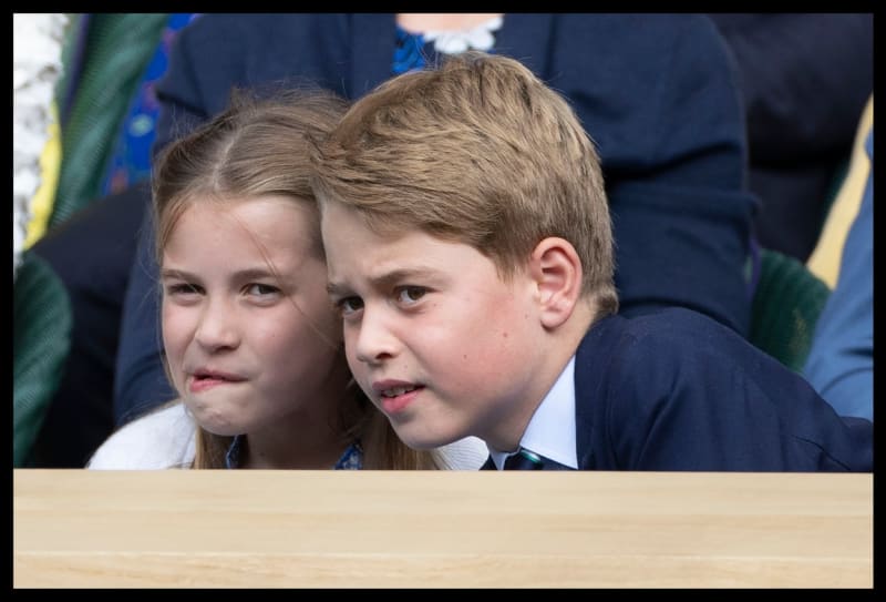Princ George a princezna Charlotte baví svět svými výrazy. 