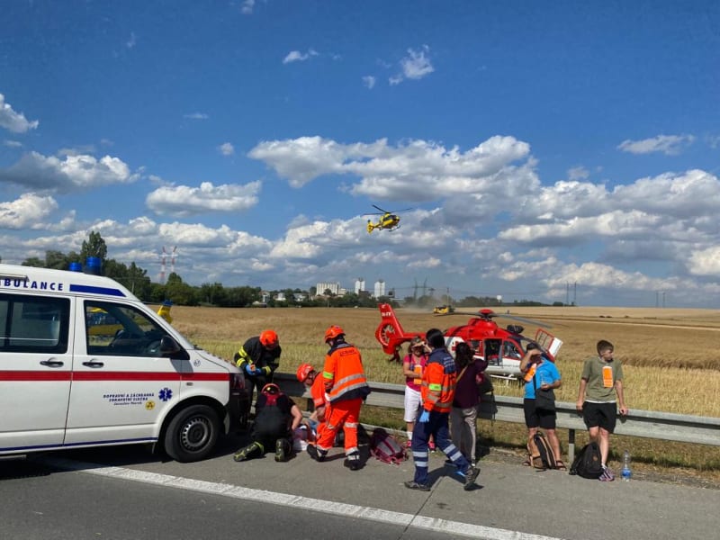 Po srážce dvou autobusů na dálnici D2 u Brna je kolem padesáti zraněných.