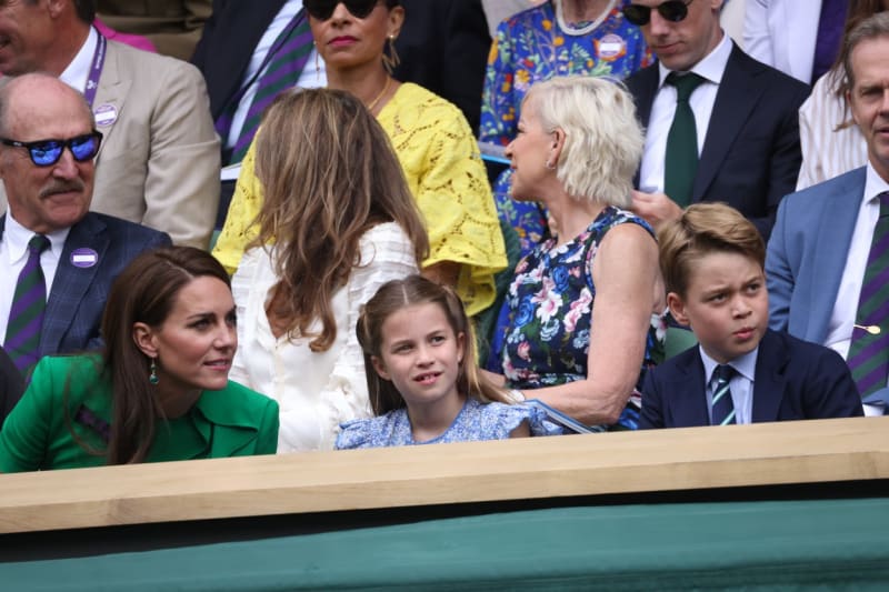 Princezna Kate seděla celou dobu po boku svých dětiček.