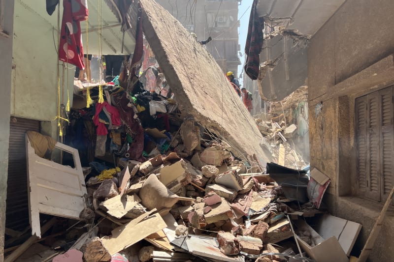 Při zřícení bytového domu v Káhiře zemřelo nejméně devět lidí.