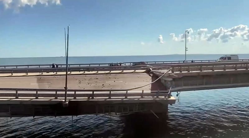 Vozovka Krymského mostu poškozená útokem ronů