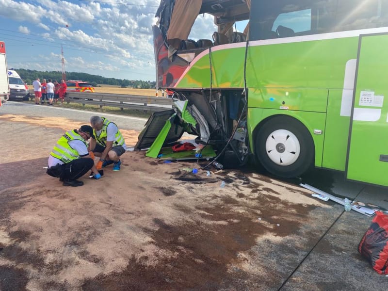 Děsivá nehoda autobusů u Brna. Řidič jednoho z nich na místě zemřel.