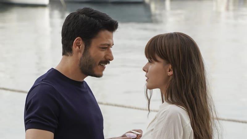V seriálu Křehká láska její srdce dobývá turecký herec Bensu Solar a Kubilay Aka.