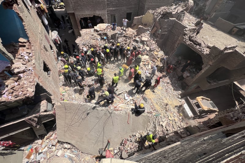 Při zřícení bytového domu v Káhiře zemřelo nejméně devět lidí.