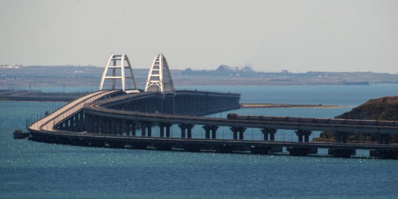 Krymský most je nejdelším v Evropě. Námořní lodě pod ním podplouvají  díky dvěma 35 metrů vysokým obloukům