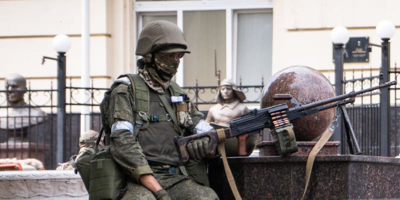 Žoldák Vagnerovy skupiny během krátké vzpoury v Rostovu na Donu (24. 6. 2023)