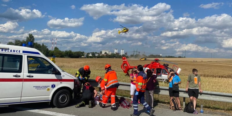 Po srážce dvou autobusů na dálnici D2 u Brna je kolem padesáti zraněných.