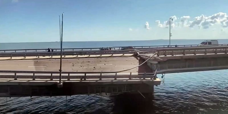 Vozovka Krymského mostu poškozená útokem ronů