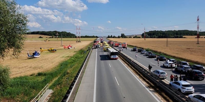 Nehoda dvou autobusů na dálnici D2 u Brna