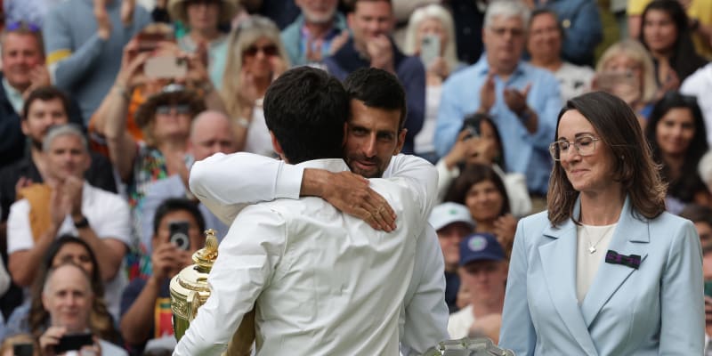 Předávání tenisového žezla a upřímné objetí finalistů letošního Wimbledonu