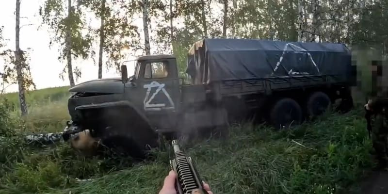 Čečenci, kteří bojují na straně Ukrajiny, vyběhli zpoza křoví a přepadli ruský vojenský transportní vůz.