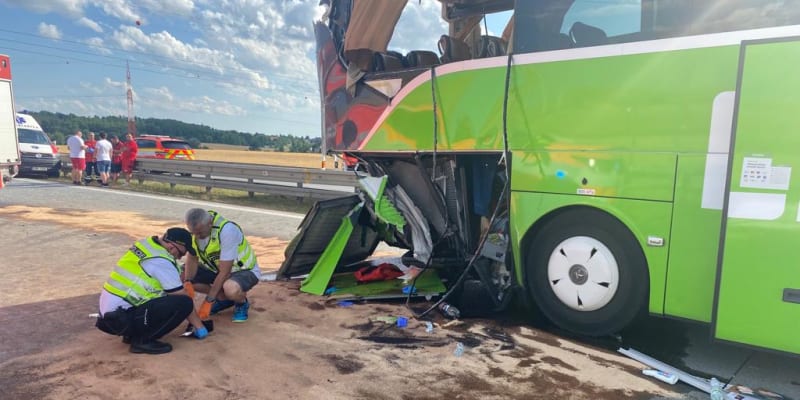 Děsivá nehoda autobusů u Brna. Řidič jednoho z nich na místě zemřel