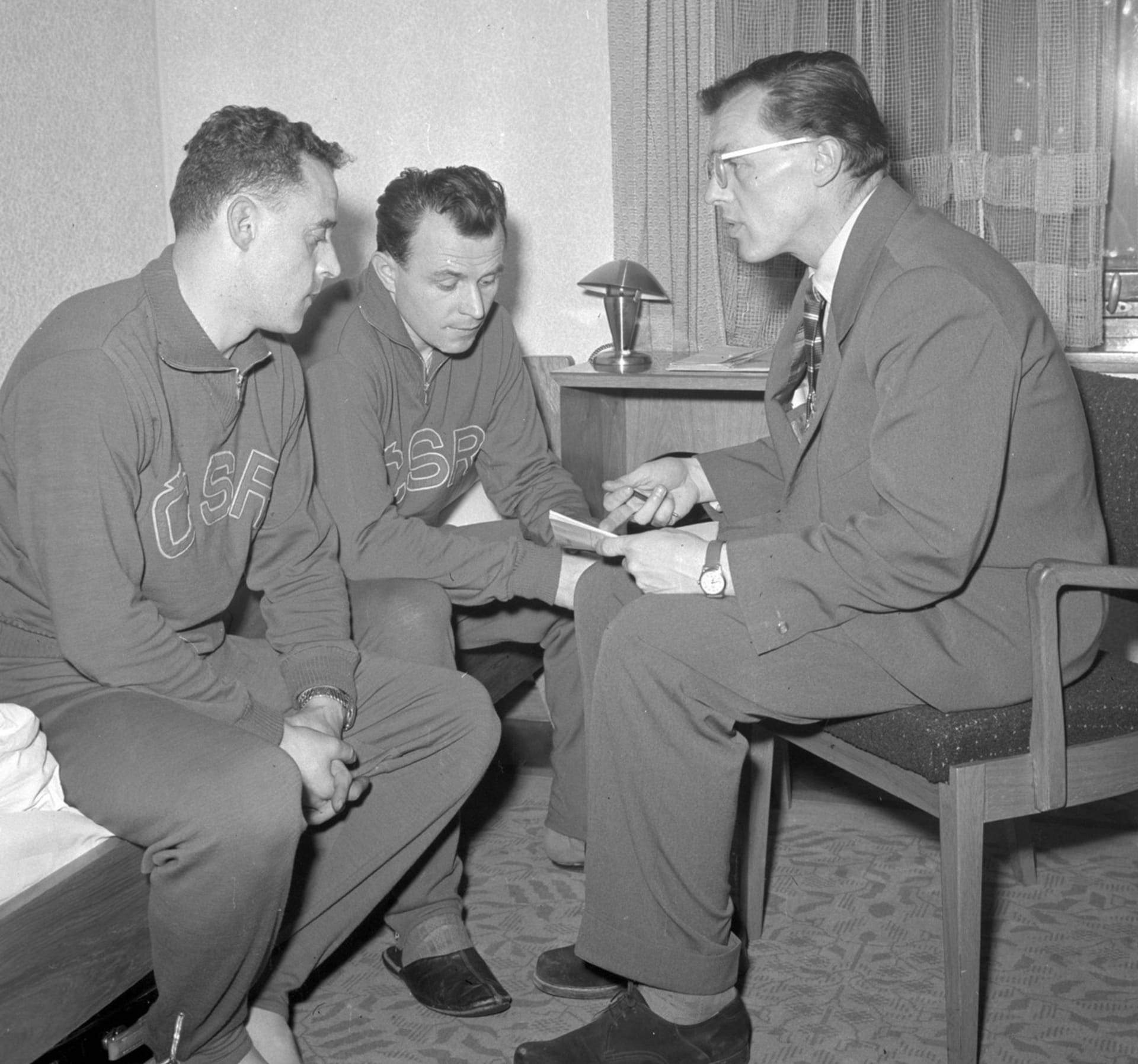 František Tikal s parťákem z obranného páru Karlem Gutem naslouchají při MS 1959 radám trenéra Vlastimila Sýkory.