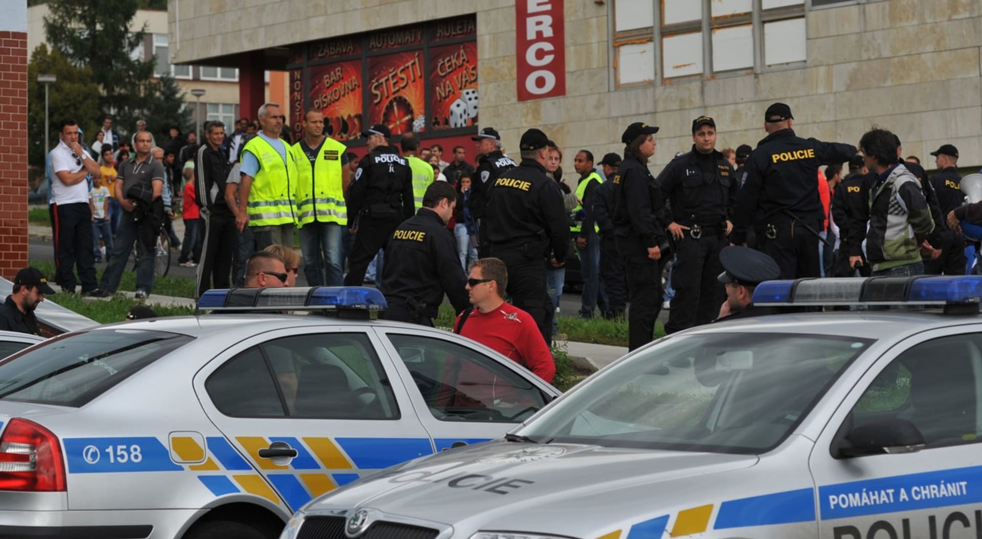 Účastníci protestu v Krupce se vydali na pochod městem. Policie na akci dohlíží. (ilustrační foto)