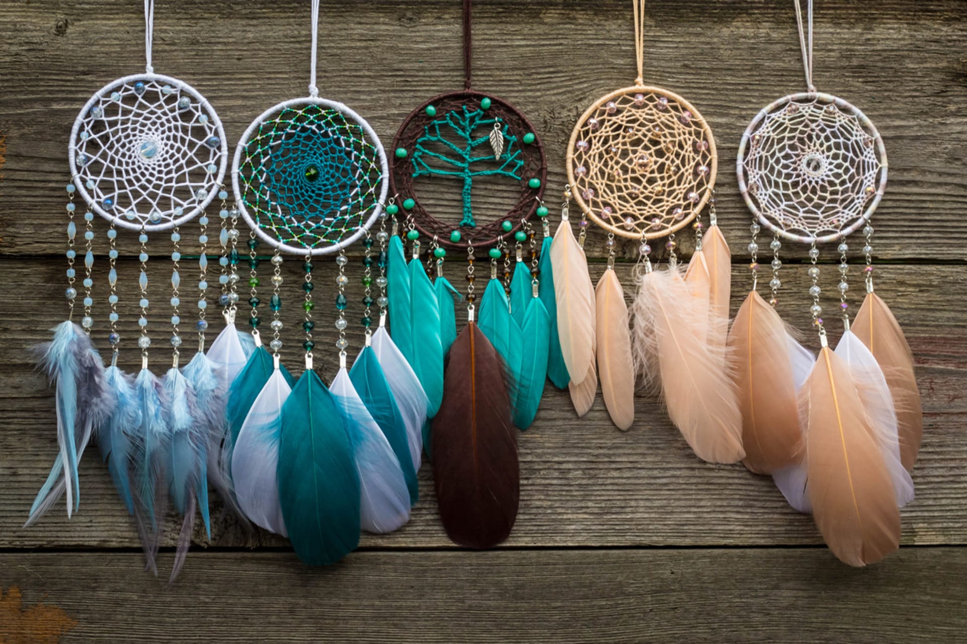 Indiánské lapače snů jsou kouzelné dekorace i šperky