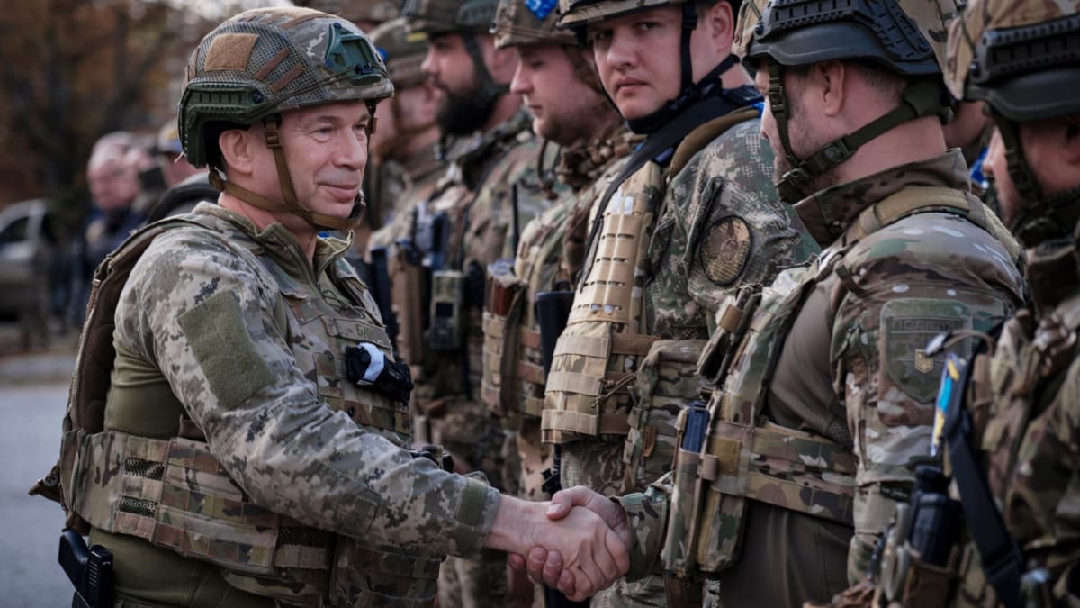 Oleksandr Syrskyj si třese rukou s vojáky v osvobozeném Lymanu (4.10.2022)