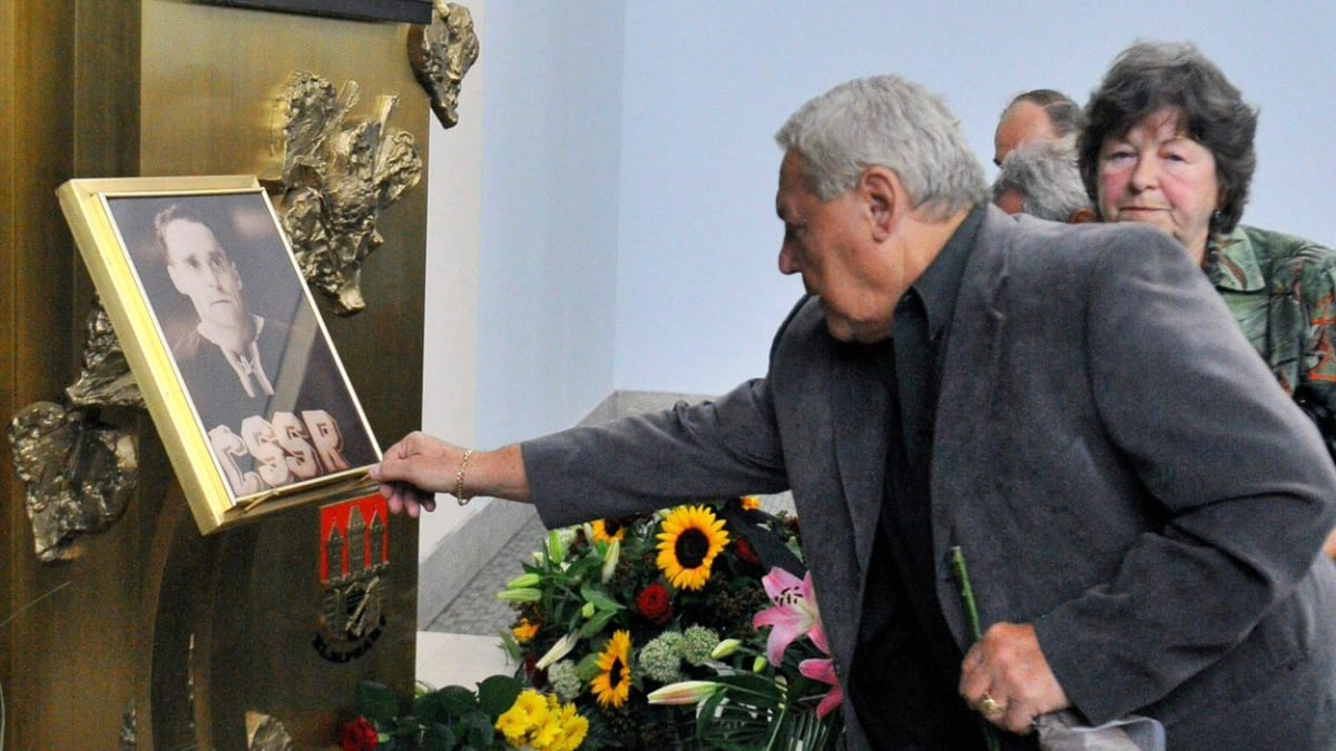 Bývalý hokejista Jan Havel na pohřbu Františka Tikala.