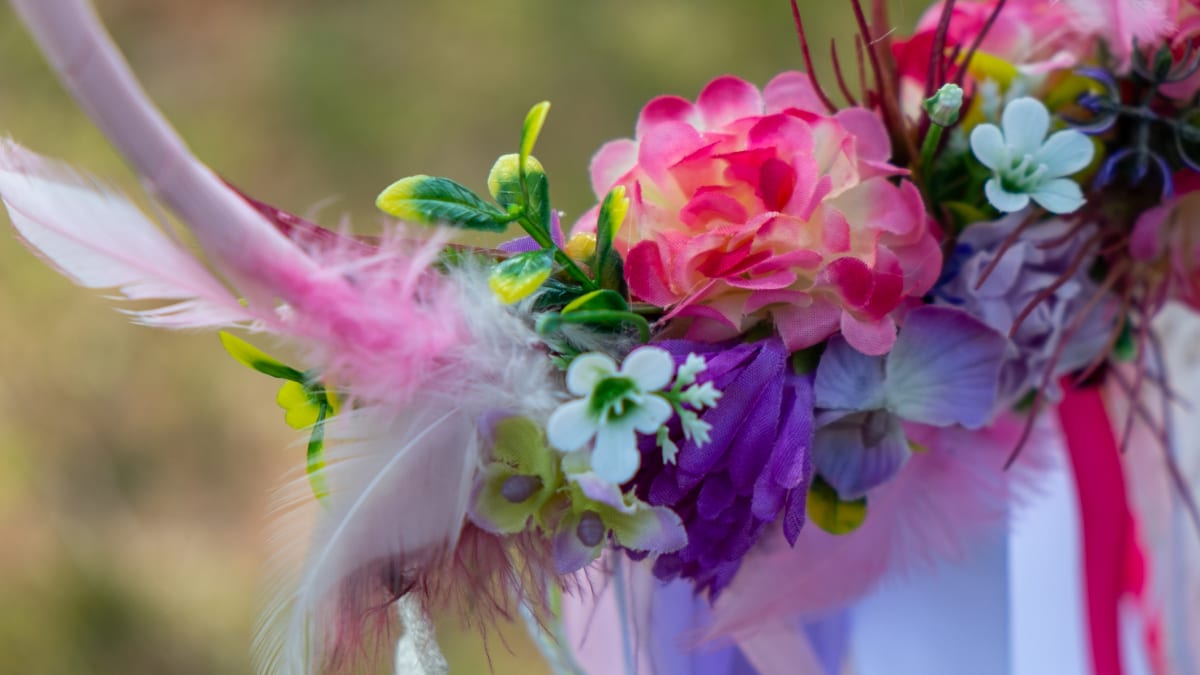 Moderní lapače sů mohou být zdobit i barevné květiny