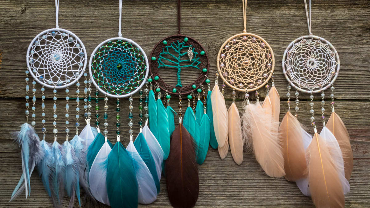 Indiánské lapače snů jsou kouzelné dekorace i šperky
