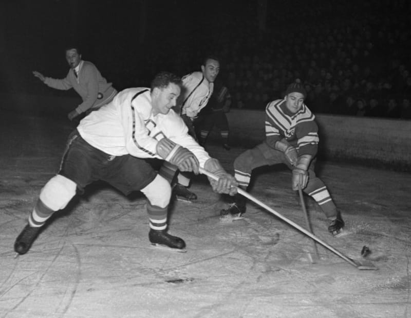 Hokejista František Tikal v zápase proti SSSR.