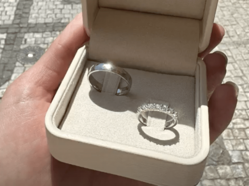 Herecký pár si vybral prstýnky z platiny.