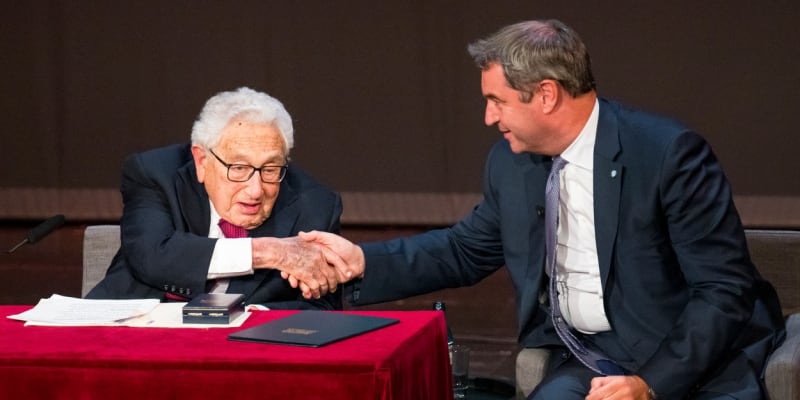 bývalý americký ministr zahraničí a respektovaný odborník na světovou diplomacii Henry Kissinger