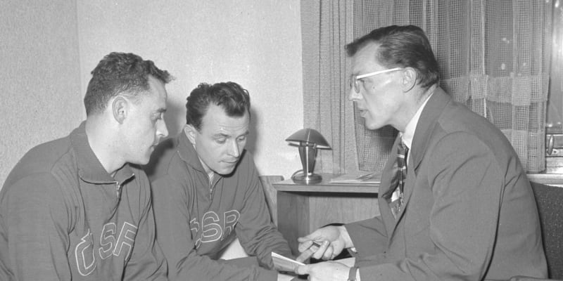 František Tikal s parťákem z obranného páru Karlem Gutem naslouchají při MS 1959 radám trenéra Vlastimila Sýkory.