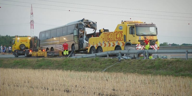Nehoda autobusů na dálnici D2.