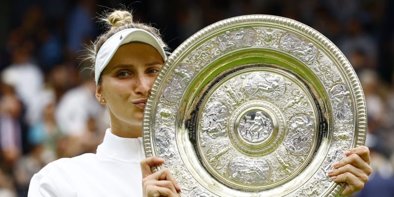 Tenistka Markéta Vondroušová po výhře ve Wimbledonu v roce 2023