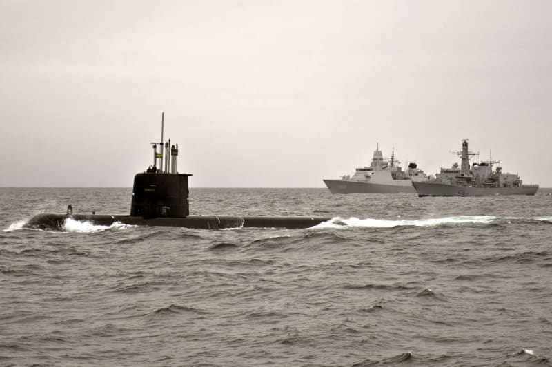 Švédská ponorka HMS Gotland na cvičení, v pozadí britská a nizozemská loď (4. 5. 2015)
