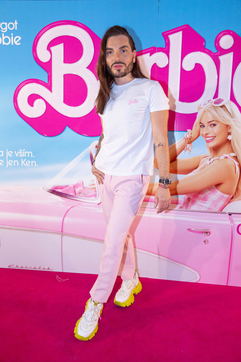 Návrhář Sam Dolce v tričku Barbie a růžových kalhotách.