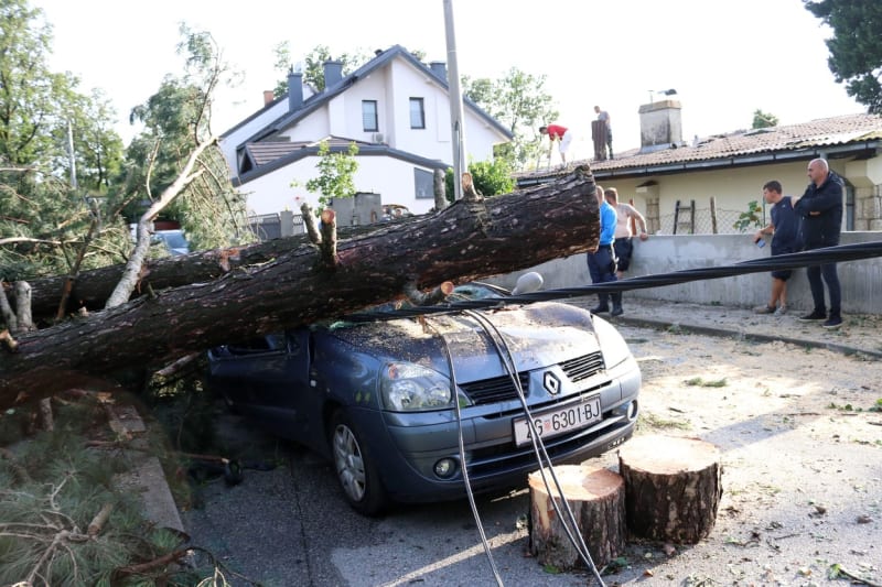 Bouře se silným větrem a vydatnými srážkami si v Chorvatsku vyžádala několik obětí.