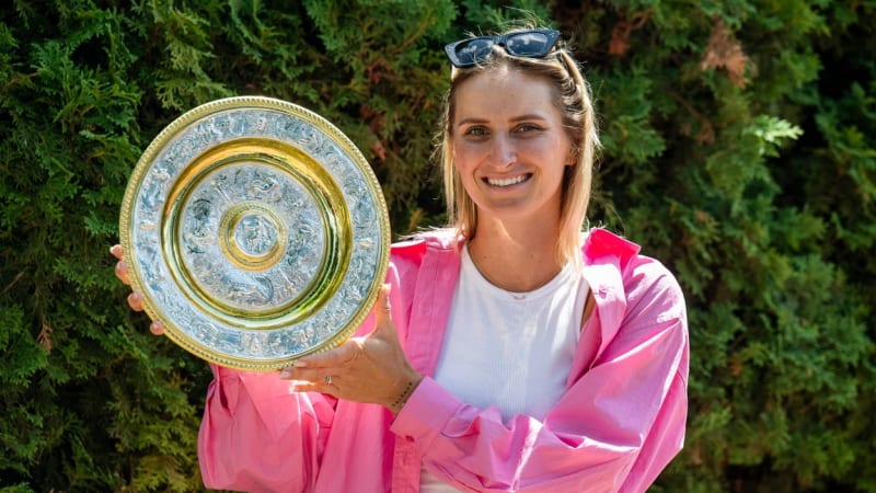 Tenistka Markéta Vondroušová po výhře ve Wimbledonu v roce 2023