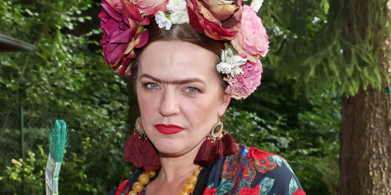 Mexická malířka Frida Kahlo byla známá svým srostlým obočím a vousy.