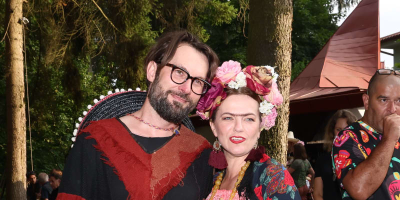 Marta Jandová s manželem na letní party u svého otce Petra Jandy. 
