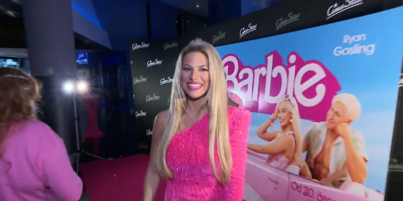 Moderátorka Eva Perkausová na české premiéře filmu Barbie