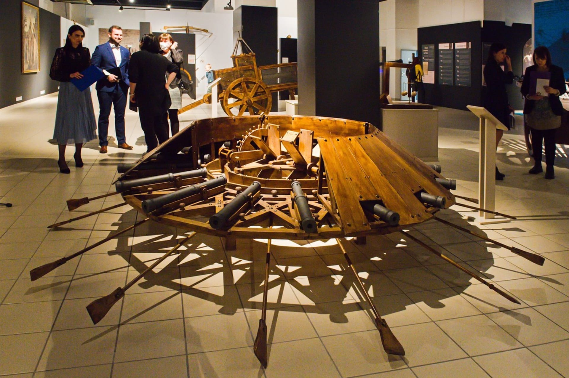 Z výstavy strojů Leonarda da Vinciho v Brně