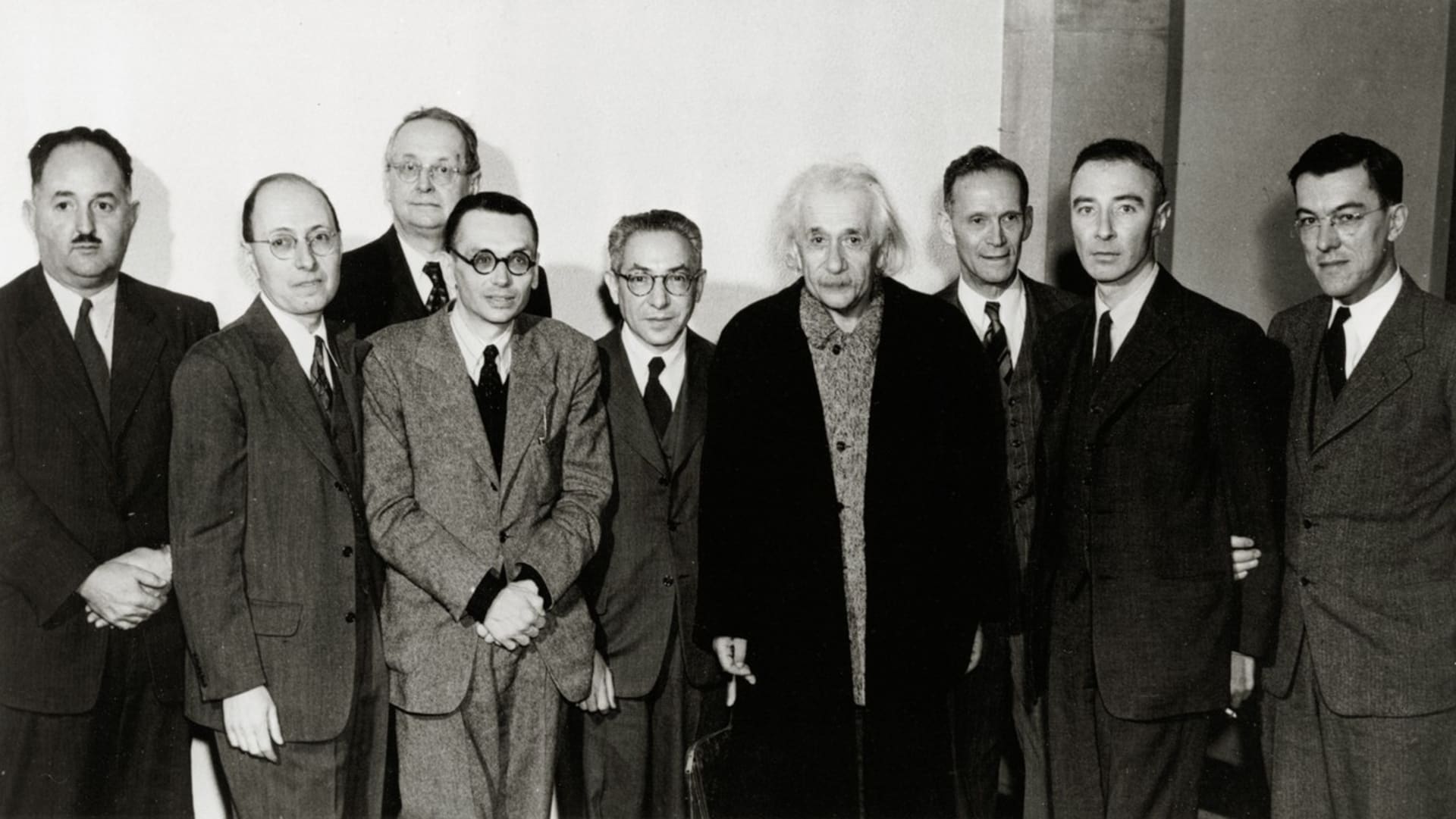 Oslava 70. narozenin Alberta Einsteina v Institutu pro pokročilá studia v roce 1949. Z leva doprava stojí H. P. Robertson, E. Wigner, H. Weyl, K. Goedel, I. I. Rabi, Albert Einstein, R. Ladenburg, Julius Robert Oppenheimer a G. M. Clemence.