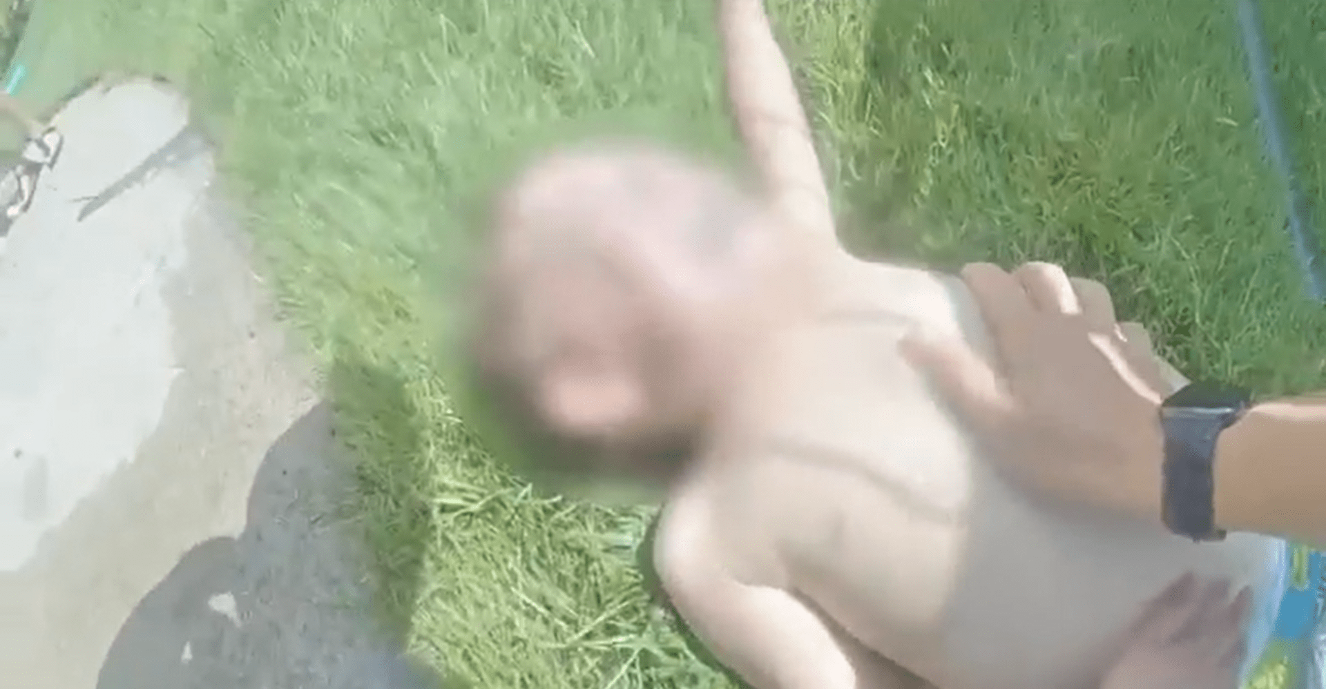 Policista zachránil život dvouletému chlapci, který se topil v bazénu