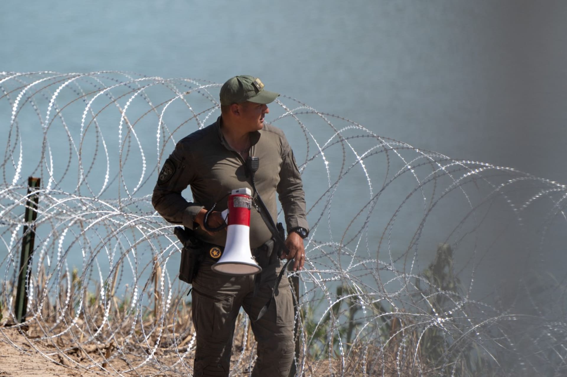 Američtí pohraničníci musí dodržovat velmi přísné a kontroverzní postupy v boji proti nelegální migraci.