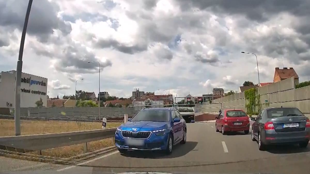 Senior jel v protisměru u Dobrovského tunelu v Brně. Nebezpečnou jízdu utnula policejní hlídka