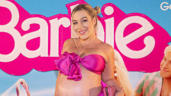 Těhotná Myslivcová na premiéře Barbie seděla na schodech. Opřela se do lidí v sále