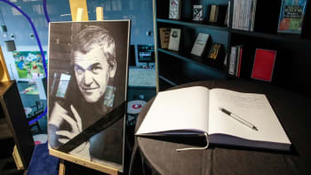 Kundera chtěl být pohřbený v Brně. Manželka rozhodla, že urna zůstane zatím ve Francii