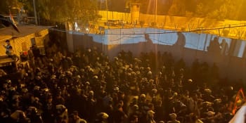 Demonstranti zapálili švédskou ambasádu v Bagdádu. Reagují na kontroverzní rozhodnutí úřadů 