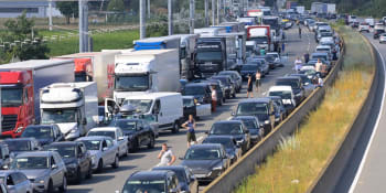 Pekelný víkend na evropských silnicích: Čekejte megakolony a šnečí tempo, varují experti