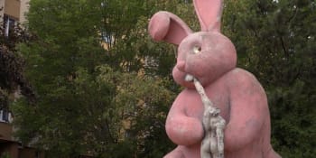 Obří králík požírá člověka. Plzeňská socha stále budí vášně, radnice rozhodla o jejím osudu