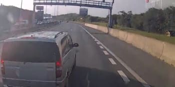 Nebezpečný manévr před kamionem v Praze. Řidič na videu ohrozil životy ostatních, míní expert