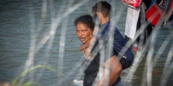 CNN: Žiletkový drát, shazování do řeky i zákaz pití. Migranti na hranicích USA bojují o život 