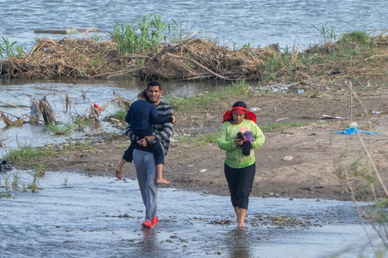 Migranti snažící se přejít z Mexika do USA zažívají na hranicích těžkosti, kterým mnohdy podlehnou.